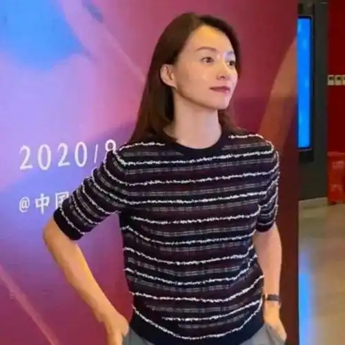 岁月从不败美人,47岁董卿久违露面穿针织衫,罕见素颜依旧优雅
