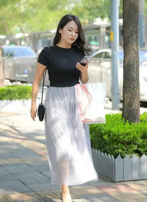 人们紧跟时尚快速发展的脚步,穿搭也不再满足于基础款的搭配