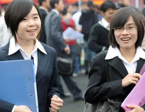 女大学生流浪深圳街头不想打工,问其原因想做个白领