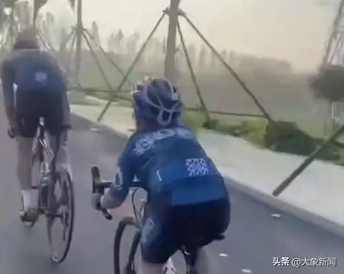 中听小孩躺马路上被车碾轧,教育孩子也要分时机