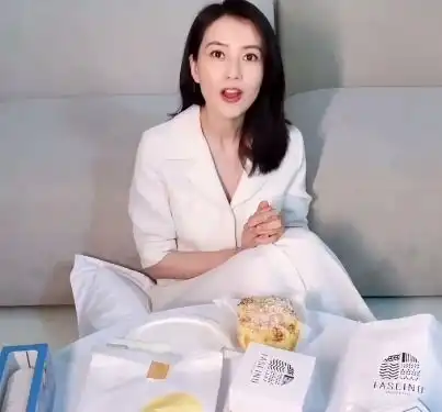 辣妈高圆圆变吃货分享甜品,皮肤白皙身姿纤瘦,冻龄颜值超养眼