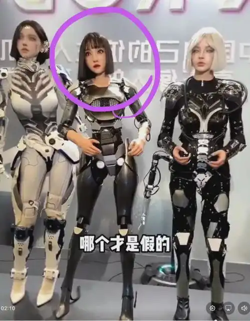 女机器人遭乱摸揩油,惊曝都是真人美女,真人扮演假机器人