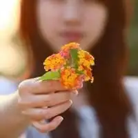 有没有手拿鲜花的女生头像