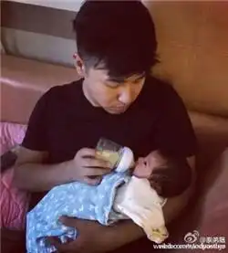 欧弟首度曝光晒全家福女儿呆萌美艳娇妻红唇抢镜引网友尖叫不断