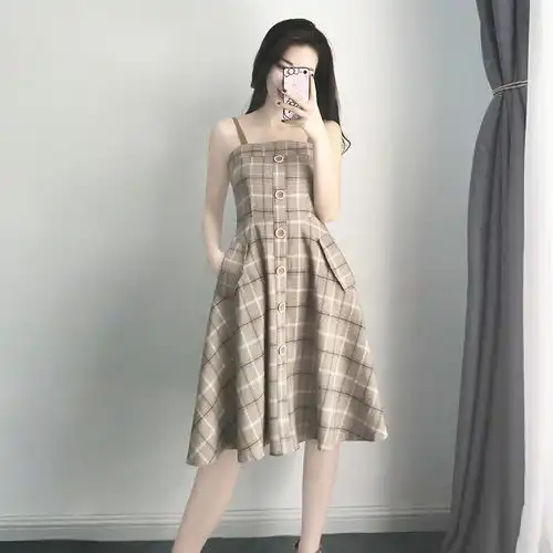 夏季放飞一颗少女心,轻盈款连衣裙仿若羽翼,舞动青春