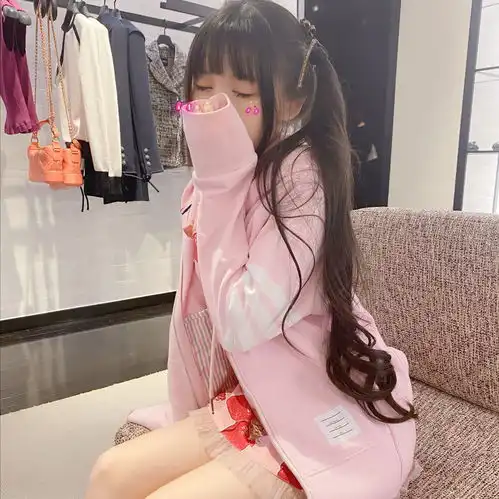 蔡萝莉转行卖鞋,筹备半年终于开张,自己当鞋模,只能卖童鞋