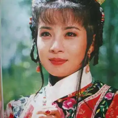 她是琼瑶笔下的白玫瑰,凭哑巴新娘爆红,今移居海外生活美满