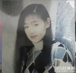 薛佳凝在39岁这年剪了短发,还是那个笑漾于眼的清澈少女