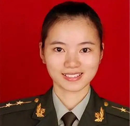 回顾2012年30岁警花朱玲执行任务不幸牺牲,留下未满两岁的儿子