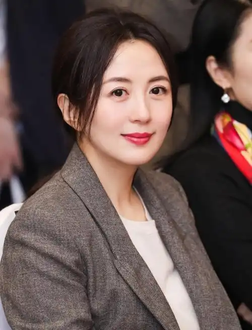 她是知名女星,10年前拍戏中途意外怀孕,今45岁孩子生父仍是谜