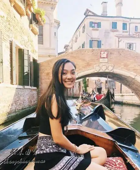 李连杰20岁大女儿近照曝光,面容清丽笑容甜美,还是一名学霸