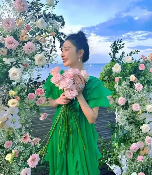 曝阚清子被男友求婚成功,手拿鲜花秀硕大钻戒,男方打扮引热议