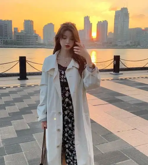 经典的穿搭当属风衣,试试这两种风格的搭配,轻松穿出高级感