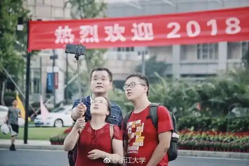第一批00后小萌新开学了女生爱美颜,男生爱防晒