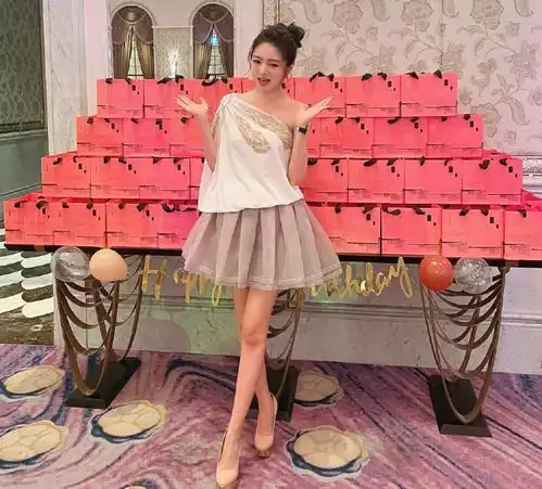 安以轩女儿满月照被传,我却关注到礼盒,有钱人的世界我不懂