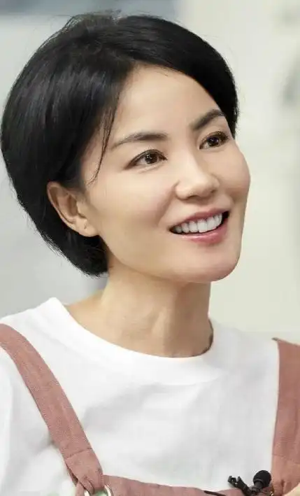 49岁王菲少女感升级,白t恤暗粉色吊带裤,高冷女神秒变小可爱