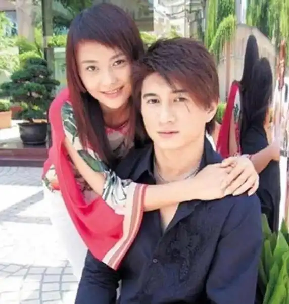 她是吴奇隆前妻,相识13年没有孩子,离婚后嫁老外生一儿一女