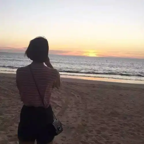 人家只是玩玩而已,你又何必当真念念不忘