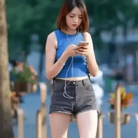 俏皮可人的牛仔裤女孩,秀出完美身形,回头率特别高