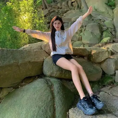 美女周末与美女一起爬山,美女超短裙大美腿,看得我直流口水