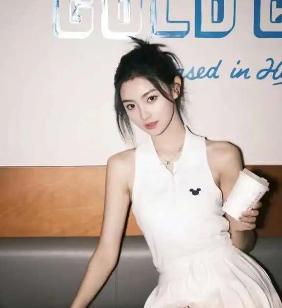 被上海女生圈粉,穿短裙vs短裤,秀美腿秀身材,基础款穿出高级感