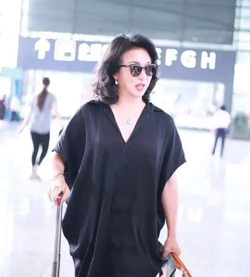 52岁金星瘦了不少,穿黑色连衣裙优雅气质尽显,卷发造型好女人味