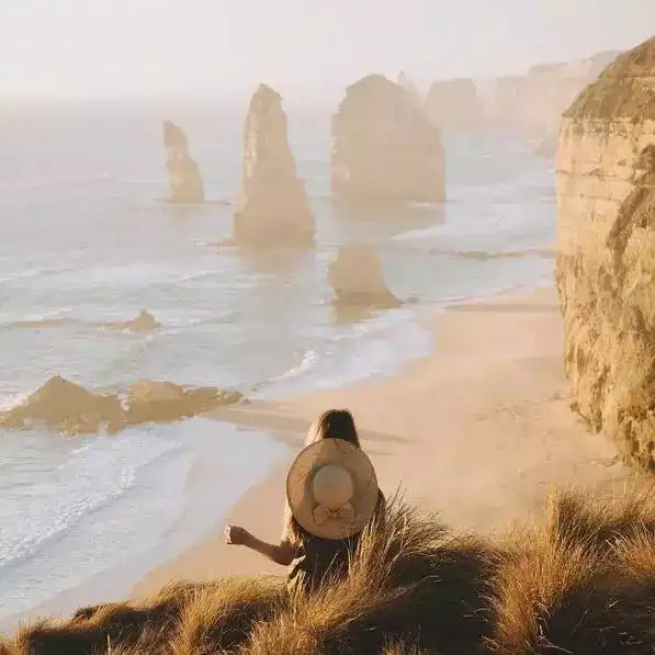 这个姑娘只用了一个姿势记录旅行,就秒杀了全世界