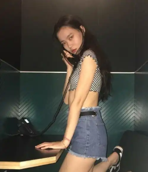宝藏女孩liuyi私服太有个性了身穿宽松背带裤独特又搞怪