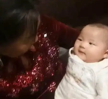 67岁高龄产妇产女近况大女儿接受小妹妹,孩子漂亮可爱