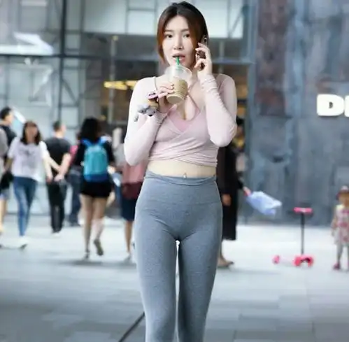 紧身打底裤美女,展现出完美的曲线身材,尽显出女性的时尚风范