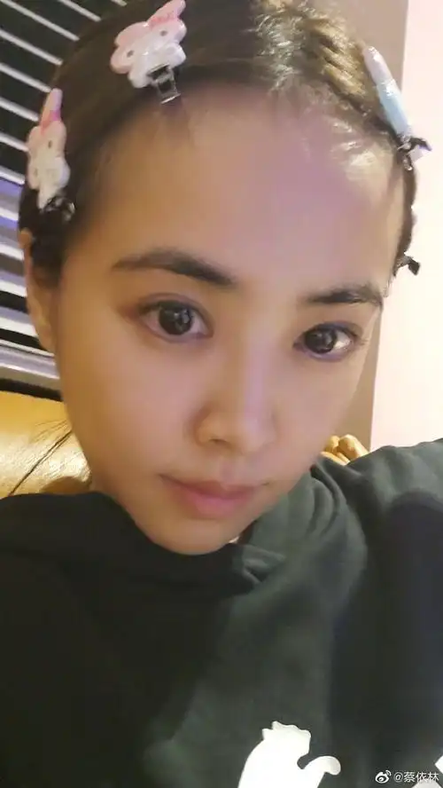 蔡依林晒素颜照肤质能打戴卡通兔子发卡少女心爆棚