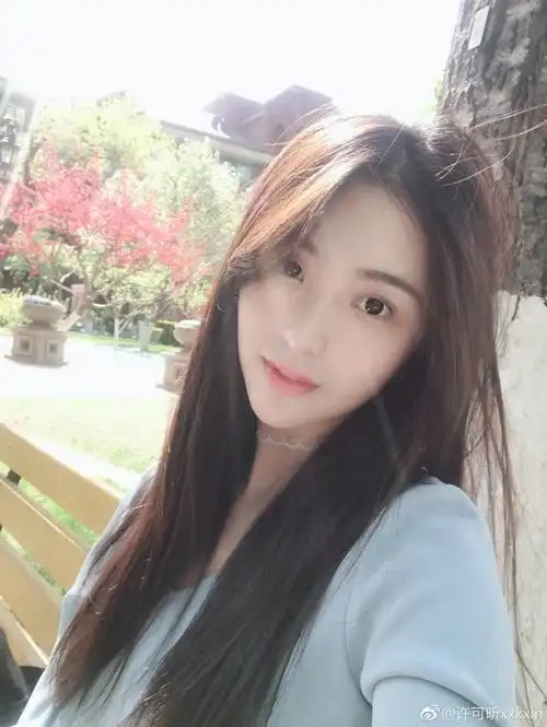 河南最美校花火了,长相很清纯,是无数中年人的初恋模样