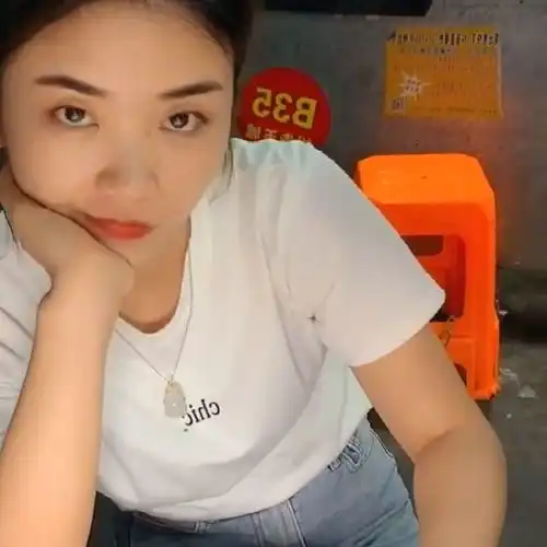 缅甸美女,美女偷偷唱歌被小伙发现,还让她大声唱出来