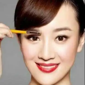 夏天的白衬衫不会化妆没关系,女生学会这4个小技巧,照样清新美丽