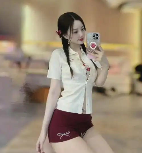 李小璐离婚后越来越放飞穿奶白衬衫只系一颗扣,43岁又纯又欲