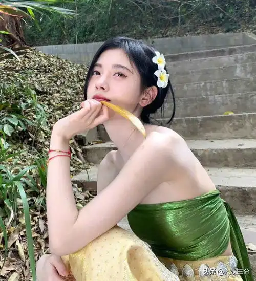 明星拿鸡蛋花当道具,张哲瀚阳光帅气,鞠婧祎的造型太惊艳了