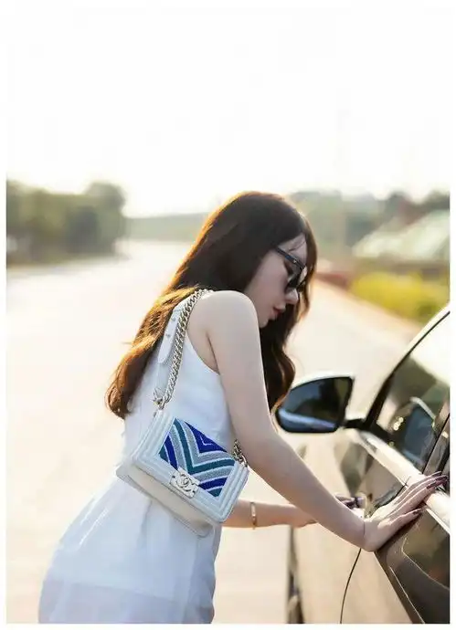 街拍连衣裙可以很好地的修饰身材,又能穿出时尚美感