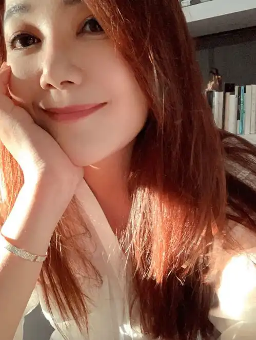 梁静茹晒照长发披肩温婉浅笑单手托腮肤质白皙