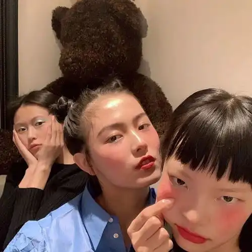 女生头像所谓孤独,就是有的人无话可说,有的话无人可说