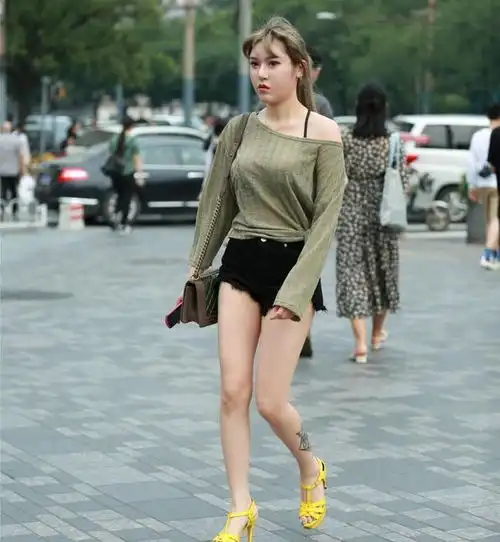 美女的时尚个性,优雅出众,妥妥的女神范儿