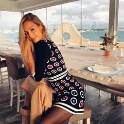 休赛期中超球员游玩忙佩莱带女友秀恩爱
