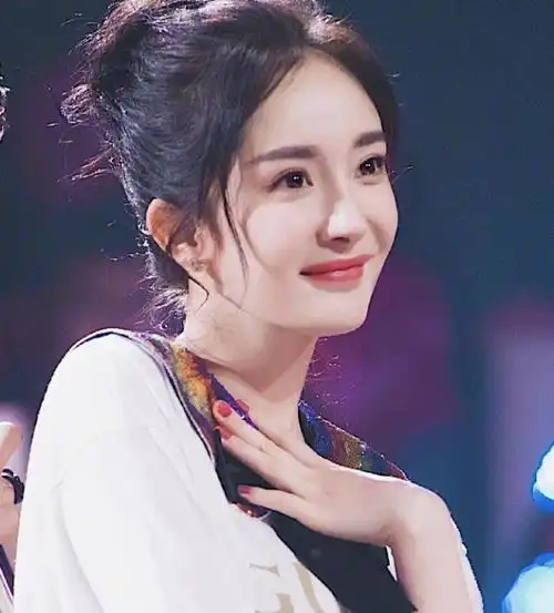 杨幂生图流出被记者直接怼脸拍,看清颜值终于相信她33岁了