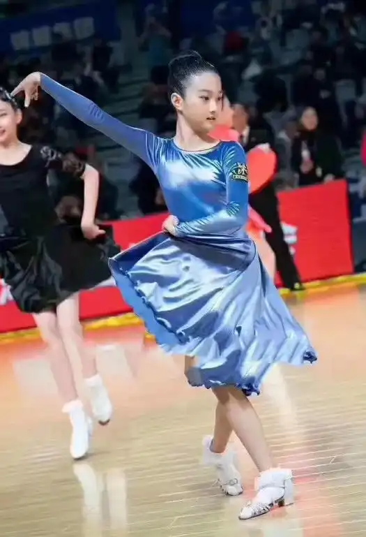 文章马伊琍合体为女儿助威,小s凌晨三点送女儿参加舞蹈比赛,父母的支持是孩子最坚强的后盾