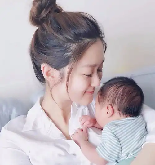 坚持喂母乳35岁前tvb人气花旦升级做人母四个月宣布全面复出
