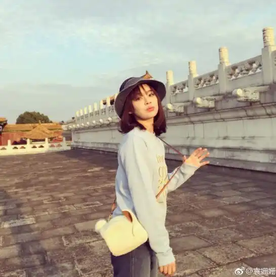 袁姗姗微博晒照游故宫,不料脚上的这个动作遭网友怒斥不文明