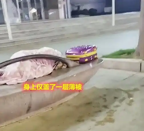深圳一年轻女孩没钱租房,晚上睡石凳露宿街头,身上仅盖一层薄被