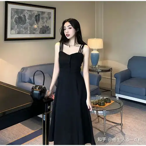 穿吊带连衣裙的美女,性感美丽,纤细的身材还是无人能敌
