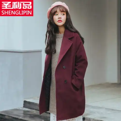 酒红色的呢子大衣搭配毛衣裙,时尚大方,女人味十足美出新高度