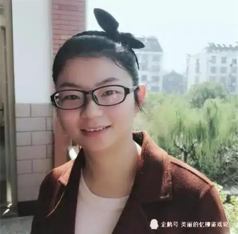 90后美女老师走红网络,学生考试笑出声,网友又是别人家的