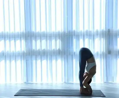 最近很火的瑜伽女孩,每个动作都是高难度,感受一下...